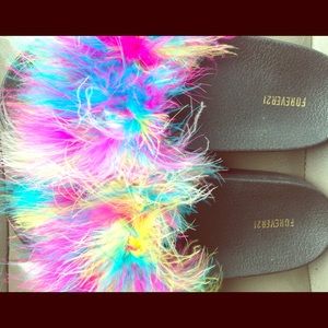 NWOT- Beautiful Feathery Sandals 👡